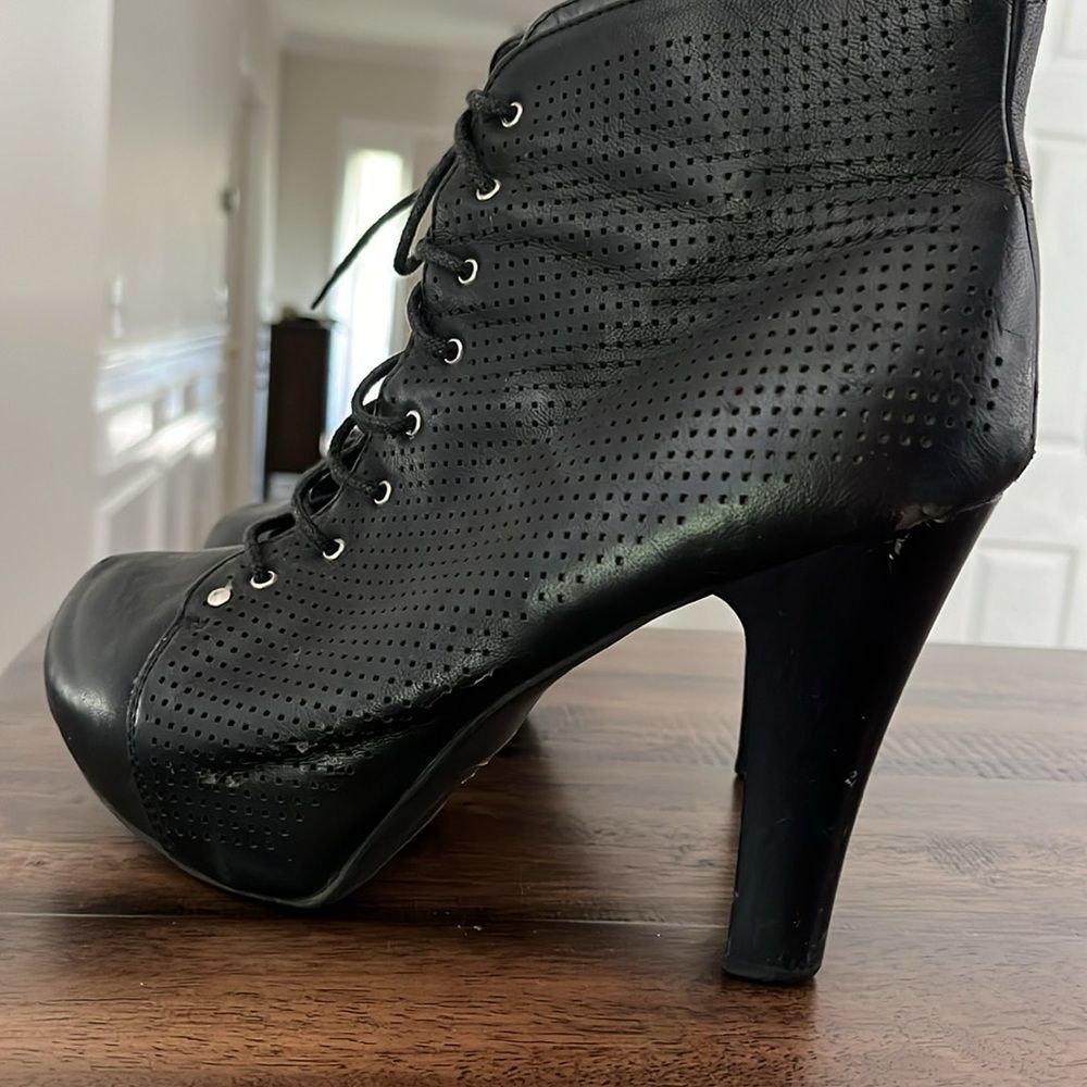 Women black
Shi by JOURNEYS Boots
Size 8.5
Heel Height High (3"-4")